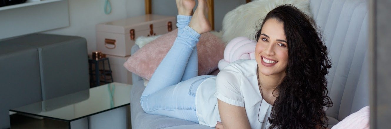 A mentora deitada, sorrindo em um sofá